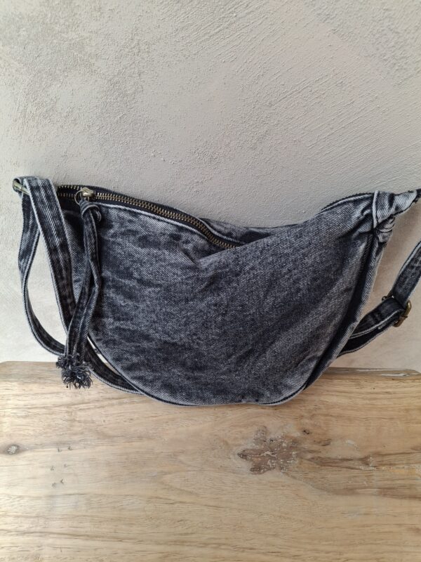 Sac banane en jeans souple noir délavé – Image 3