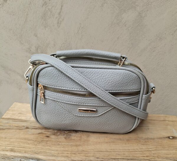 Sac bandoulière gris ou à porté à la main
