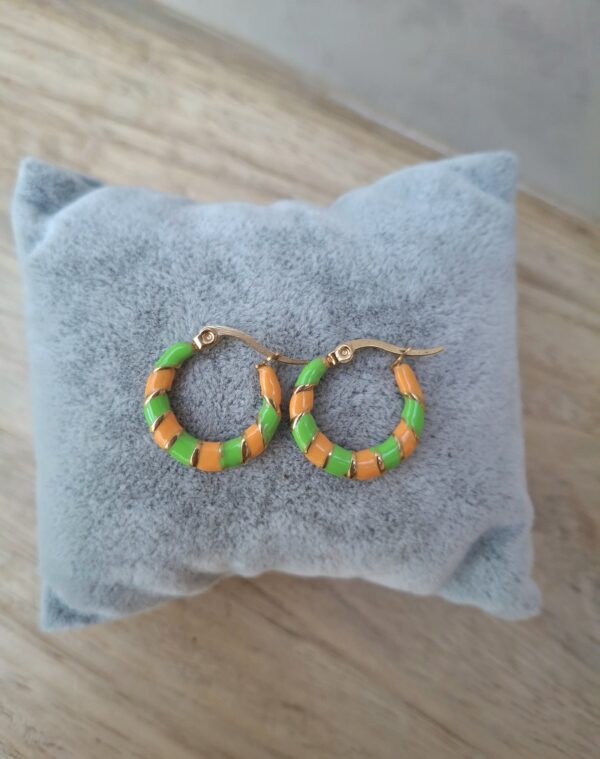 Boucles d'oreilles créoles mini format dorées oranges et vertes