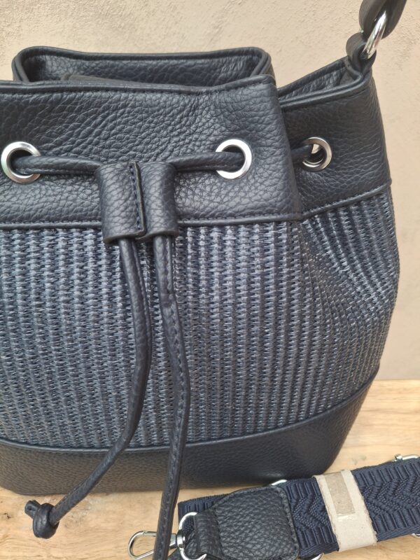 Sac tressé style bourse bleu marine – Image 3