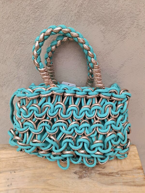 Sac tressé en cordes turquoises et dorées