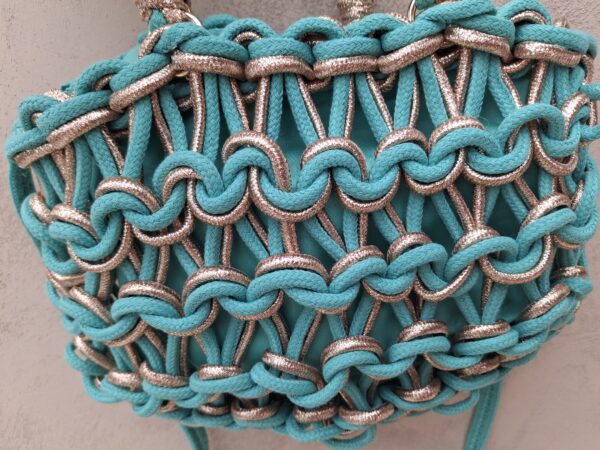 Sac tressé en cordes turquoises et dorées – Image 2