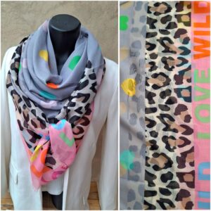 Foulard carré gris motif léopard et cœurs