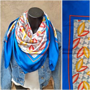 Foulard carré bleu effet soie avec motifs feuilles
