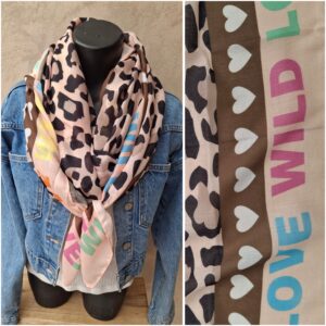 Foulard rectangle imprimé léopard brun, écritures "WILD" et "LOVE"