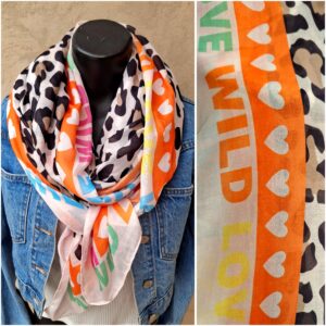 Foulard Foulard rectangle imprimé léopard orange, écritures "WILD" et "LOVE"rectangle imprimé léopard orange, écritures "WILD" et "LOVE"