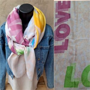 Foulard rectangle imprimé léopard beige, écritures "LOVE"