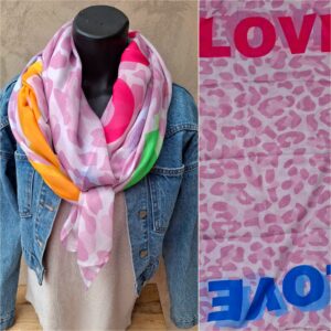 Foulard rectangle imprimé léopard rose, écritures "LOVE"