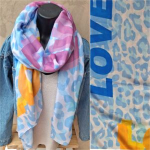 Foulard rectangle imprimé léopard bleu, écritures "LOVE"