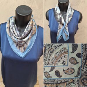 Foulard carré effet soie bleu motif cachemire