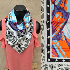Foulard carré effet soie motifs tachetés et couleurs vives
