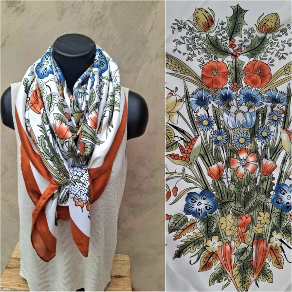 Foulard carré effet soie fleuri contours terra cotta