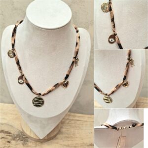 Collier tissu léopard avec charms