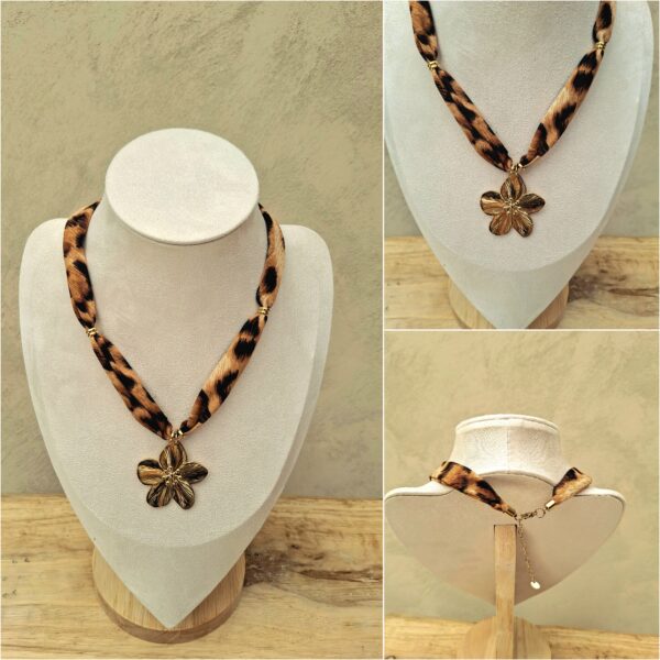Collier tissu léopard avec fleur dorée