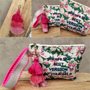 Trousse fuchsia imprimés fleurs avec porte-clé "You are the best version of yourself"
