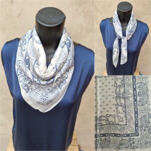 Foulard carré effet soie blanc motif bandana