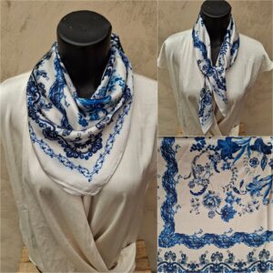 Foulard carré effet soie blanc et bleu imprimé floral