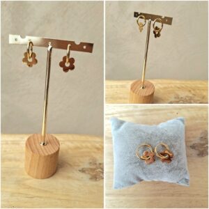 Créoles dorées mini format avec pendentif fleur