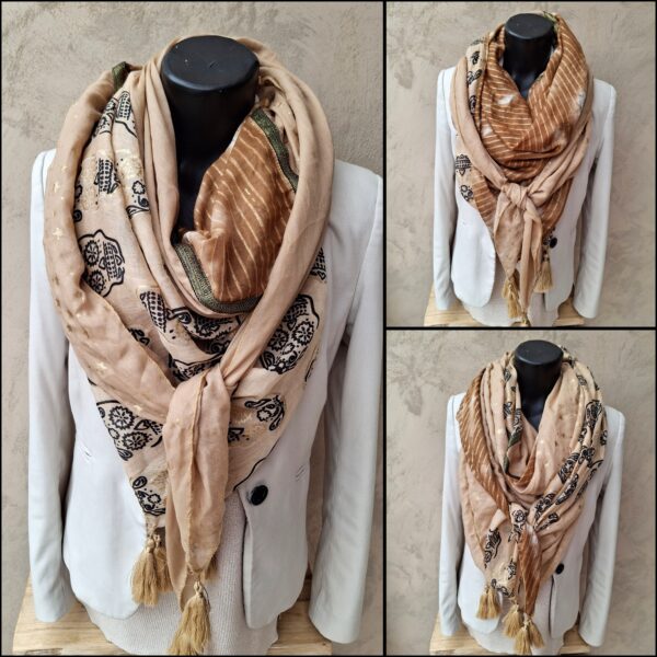 Foulard quatre tissus beige avec dorures
