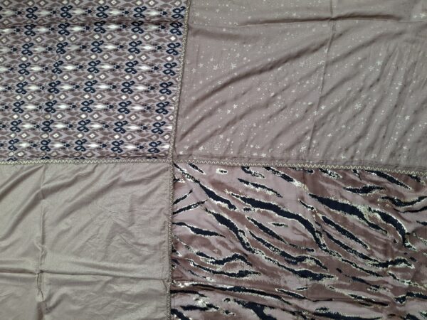 Foulard carré  quatre tissus avec dorures et tissu brillant – Image 4