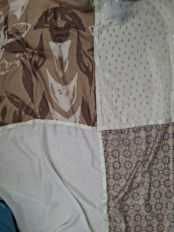 Foulard carré quatre tissus avec un tissu légèrement brillant – Image 3