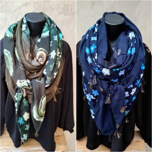 Foulard quatre tissus fleurs et ronds stylisés