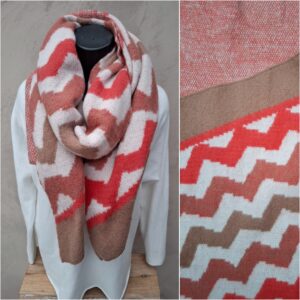 Echarpe orange et beige coupée en pointe