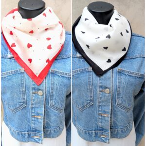 Foulard carré effet soie cœurs