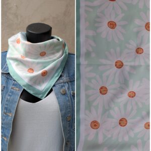 Foulard carré effet soie marguerites