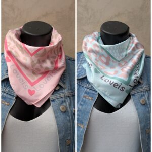 Foulard carré effet soie love