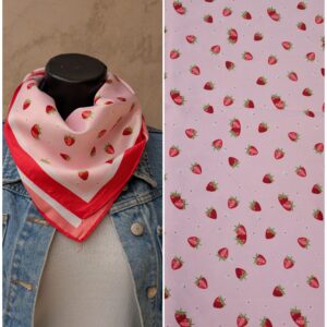 Foulard carré motifs fraises