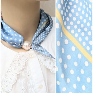 Foulard "Rétro Poésie" – Bleu Ciel à Pois et Attache Aimantée